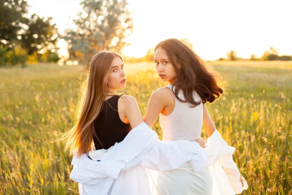 Deux Jeunes Femmes Chemises Blanches Marchent Extérieur Coucher Soleil Meilleurs — Photo