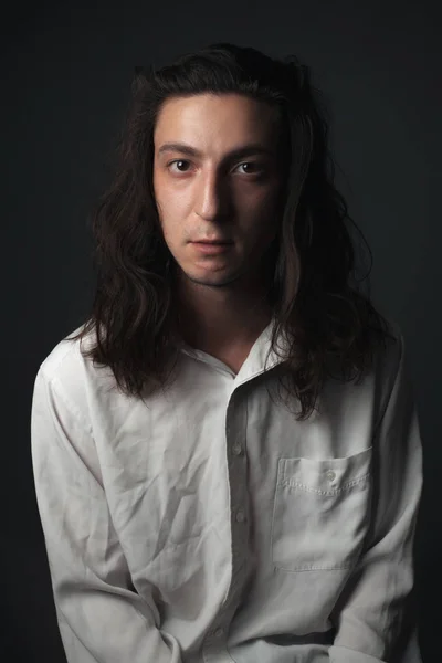 長髪の真剣な青年の肖像画 スタジオ — ストック写真