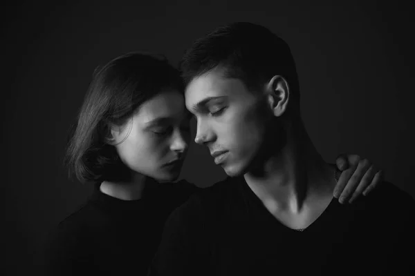 Young Couple Posing Studio Low Key Black White — Stock Photo, Image