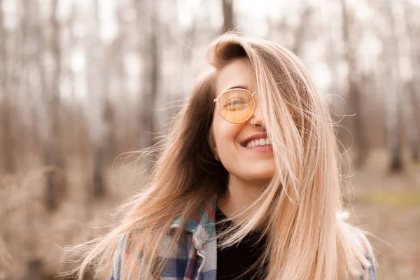 Портрет Счастливой Молодой Женщины Осеннем Лесу Закрыть — стоковое фото