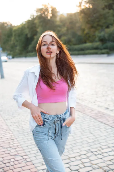 Atractiva Joven Con Pelo Largo Caminando Calle Bajo Luz Del —  Fotos de Stock