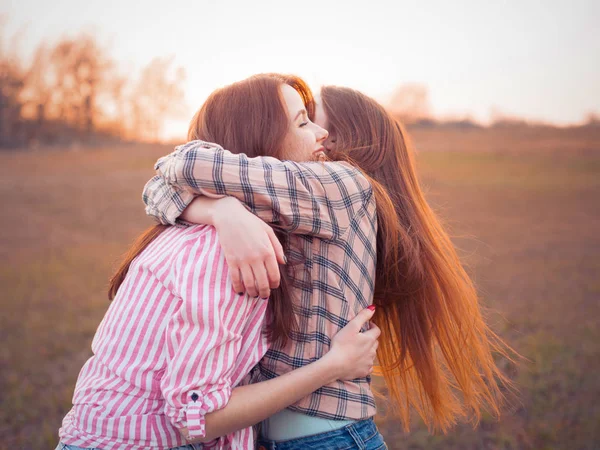 Deux Meilleurs Amis Heureux Étreignant Extérieur Coucher Soleil — Photo