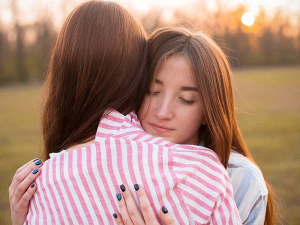 Δύο Νεαρές Γυναίκες Αγκαλιάζονται Έξω Κλείσε Καλύτεροι Φίλοι — Φωτογραφία Αρχείου