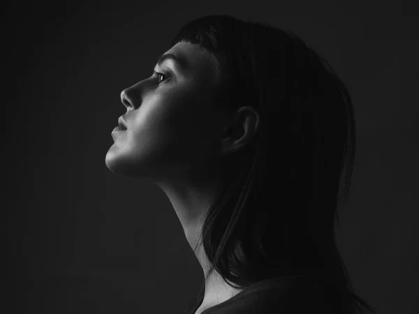 Uma Jovem Perfil Perto Preto Branco Tecla Baixa — Fotografia de Stock