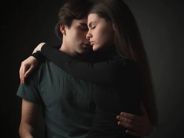 Jeune Couple Amoureux Étreignant Studio — Photo