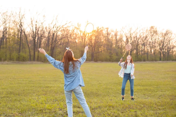 Duas Raparigas Jogam Badminton Campo Melhores Amigos — Fotografia de Stock