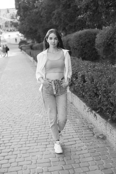 若い美しい女性が通りを歩いている 黒と白 — ストック写真