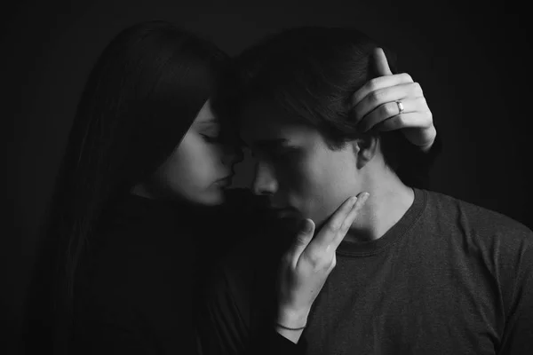 Jovem Casal Apaixonado Posando Estúdio Chave Baixa Preto Branco — Fotografia de Stock