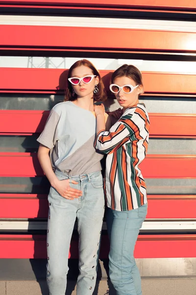 Duas Mulheres Jovens Moda Posando Ciry Fundo Laranja — Fotografia de Stock