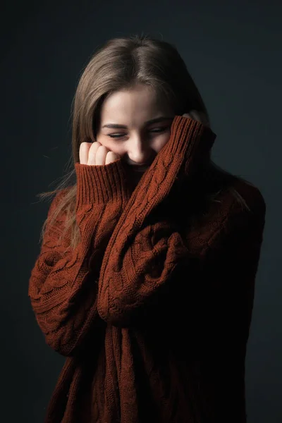 演播室里穿着红色毛衣的温文尔雅的年轻女人 — 图库照片