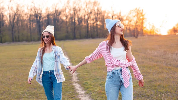 Zwei Mädchen Die Abends Draußen Spazieren Gehen — Stockfoto