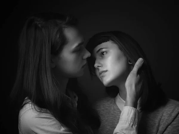 Retrato Pareja Joven Hermosa Cerca Blanco Negro —  Fotos de Stock