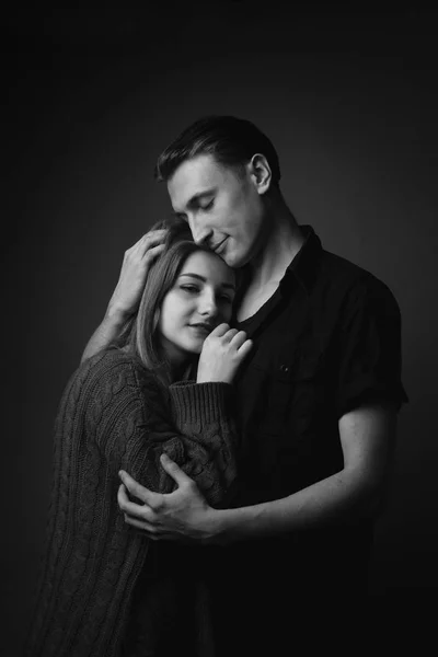 Retrato Jovem Casal Gentil Estudo Preto Branco — Fotografia de Stock