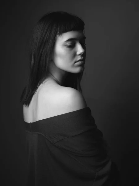 Çıplak Omuzlu Üzgün Genç Bir Kadının Portresi Siyah Beyaz Arkadan — Stok fotoğraf
