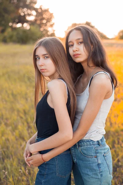 Dvě Mladé Dívky Pózující Poli Během Západu Slunce — Stock fotografie