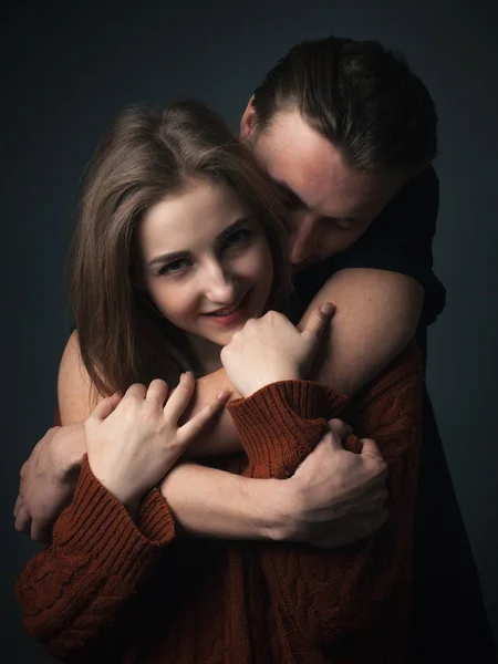 Jovem Casal Feliz Amor Abraçando Estúdio — Fotografia de Stock