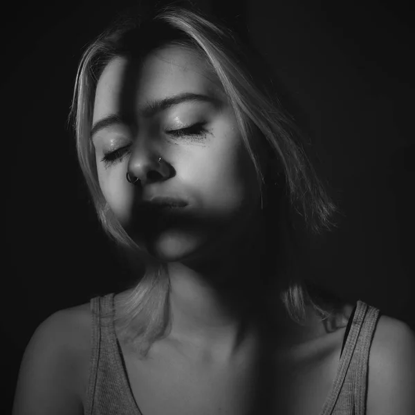 Retrato Uma Mulher Nas Sombras Chave Baixa Preto Branco — Fotografia de Stock