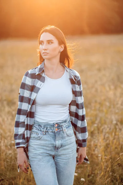 Ekose gömlekli güzel bir kız gün ışığında dışarı çıkıyor. İşaret fişeği