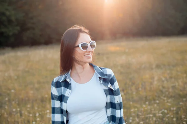 Jong Gelukkig Vrouw Lopen Buiten Onder Zonlicht Lachen — Stockfoto