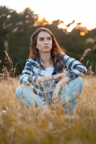 Mulher Bonita Sentada Grama Pôr Sol — Fotografia de Stock