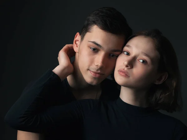 Jovem Homem Menina Posando Estúdio — Fotografia de Stock