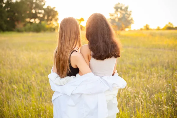 Dos Mujeres Jóvenes Camisas Blancas Mirando Atardecer Aire Libre —  Fotos de Stock