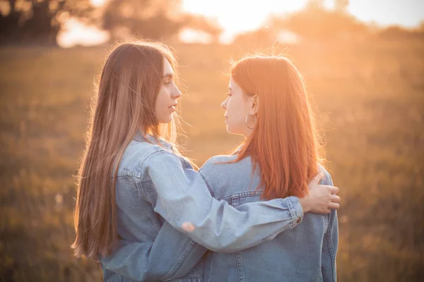 Dos Mujeres Jóvenes Mirándose Atardecer Mejores Amigos — Foto de Stock
