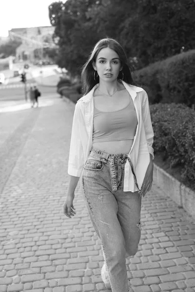 Joven Hermosa Mujer Caminando Por Calle Blanco Negro —  Fotos de Stock