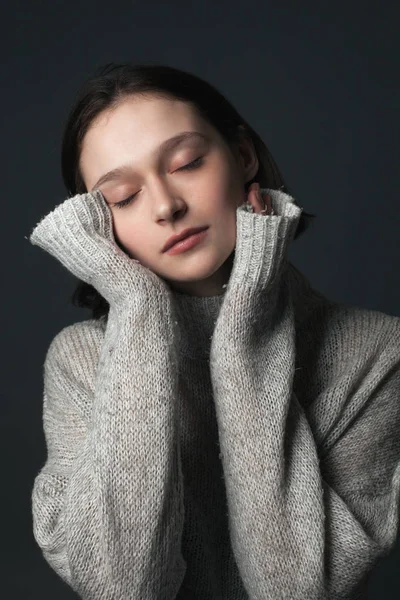 Retrato Chica Gentil Suéter —  Fotos de Stock