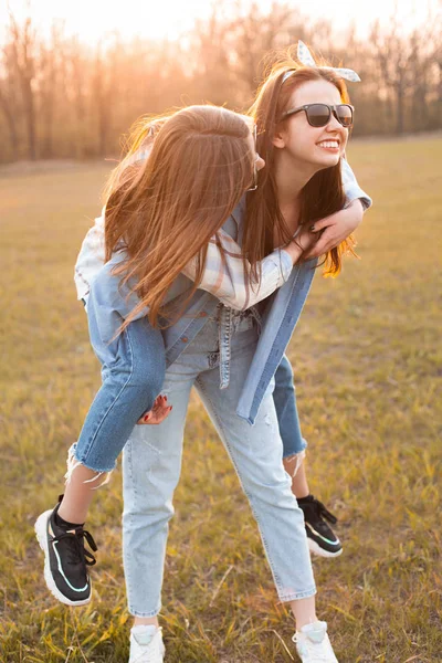 Zwei Mädchen Die Sich Bei Sonnenuntergang Freien Vergnügen Beste Freunde — Stockfoto