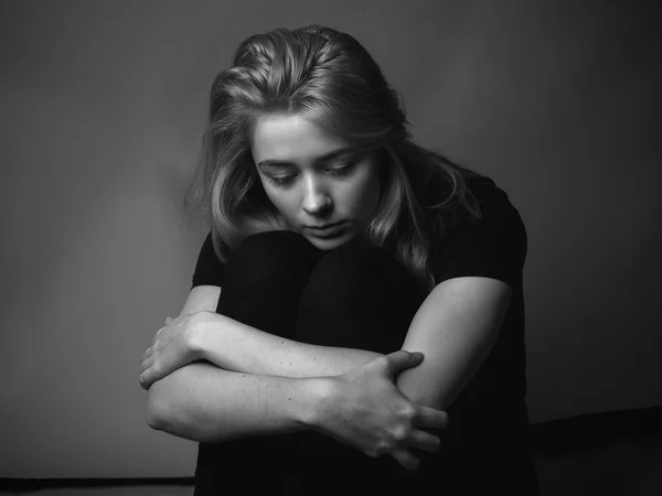 Traurige Junge Frau Die Auf Dem Boden Sitzt Schwarz Weiß — Stockfoto
