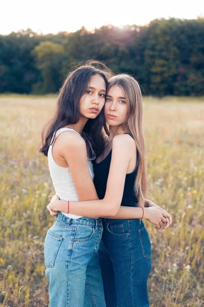 二人の若い女性が畑に抱きついている 親友だ — ストック写真