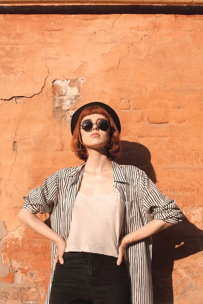 Portrait Belle Jeune Femme Avec Des Lunettes Soleil Près Mur — Photo