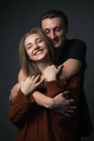 Feliz Jovem Casal Apaixonado Posando Estúdio — Fotografia de Stock