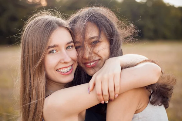 Dwie Szczęśliwe Dziewczyny Przytulające Się Zewnątrz Pod Słońcem Zamknij Się — Zdjęcie stockowe