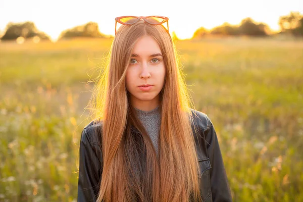 Femeie Tânără Jachetă Piele Aer Liber Apus Soare — Fotografie, imagine de stoc