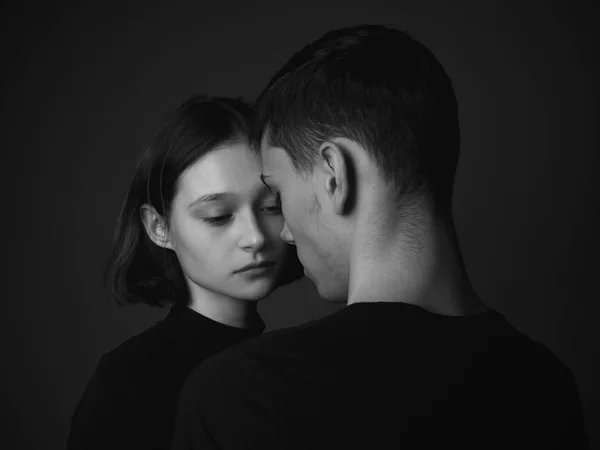 Pareja Joven Posando Estudio Bajo Perfil Blanco Negro —  Fotos de Stock