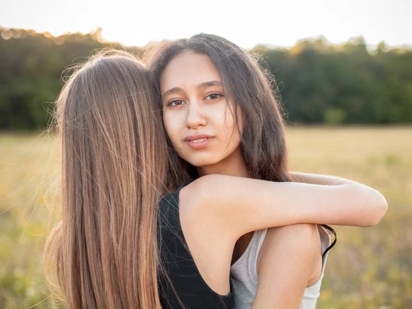 Δύο Χαρούμενες Νεαρές Γυναίκες Που Αγκαλιάζονται Στο Γήπεδο Καλύτερες Φίλες — Φωτογραφία Αρχείου