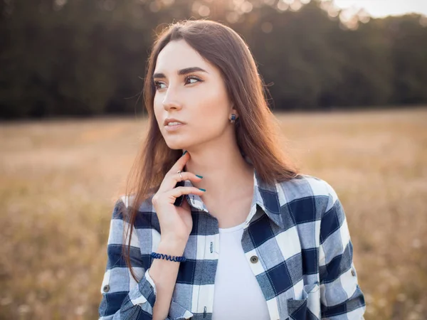 Retrato Una Hermosa Joven Campo Otoño — Foto de Stock