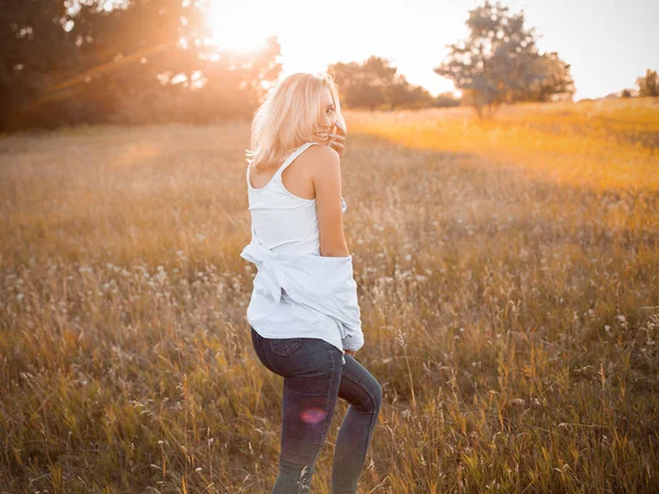 Jonge Modieuze Vrouw Die Bij Zonsondergang Buiten Loopt Opvlieger Draai — Stockfoto