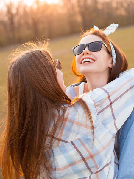 Két Lány Szórakozik Szabadban Naplementekor Legjobb Barátok — Stock Fotó