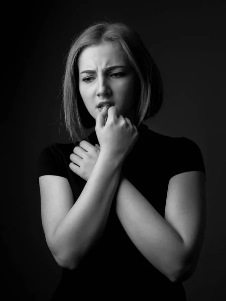 Jovem Preocupada Retrato Estúdio Preto Branco — Fotografia de Stock