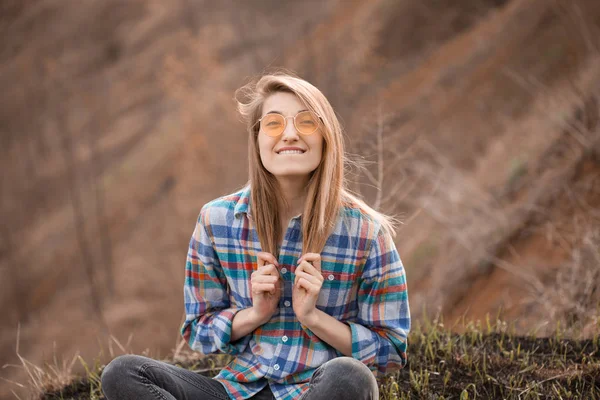 Szczęśliwa Młoda Kobieta Siedząca Klifie Jesienią Uśmiechnięta — Zdjęcie stockowe