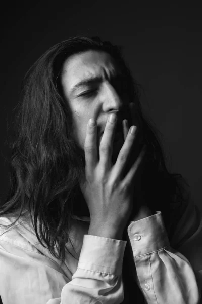 Portrait Jeune Homme Déprimé Aux Cheveux Longs Noir Blanc — Photo