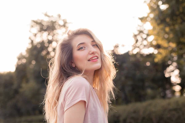 Retrato Jovem Mulher Feliz Livre — Fotografia de Stock