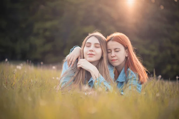 Två Flickor Ligger Gräset Bästa Vänner Blunda — Stockfoto