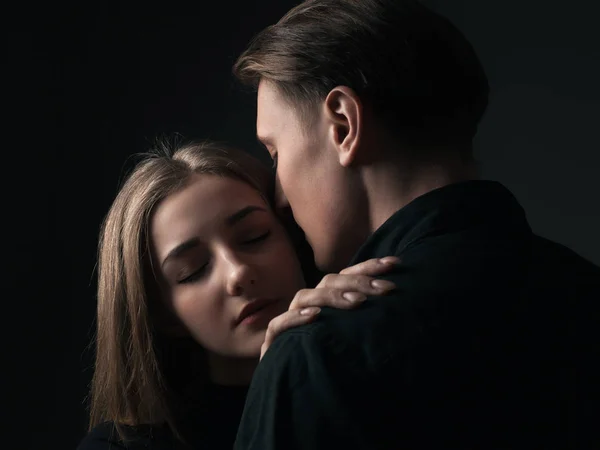 Jovem Homem Mulher Beijando Estúdio Tecla Baixa — Fotografia de Stock