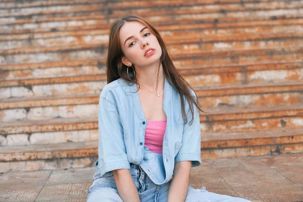 Jovem Bela Mulher Posando Nas Velhas Escadas Enferrujadas — Fotografia de Stock