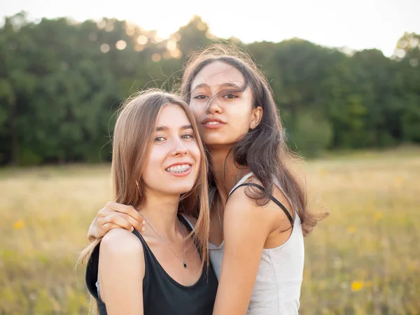 Dwie Urocze Młode Kobiety Przytulające Się Boisku Najlepsi Przyjaciele — Zdjęcie stockowe