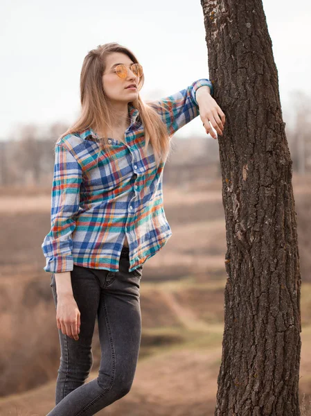 Mladá Žena Stojí Stromu — Stock fotografie